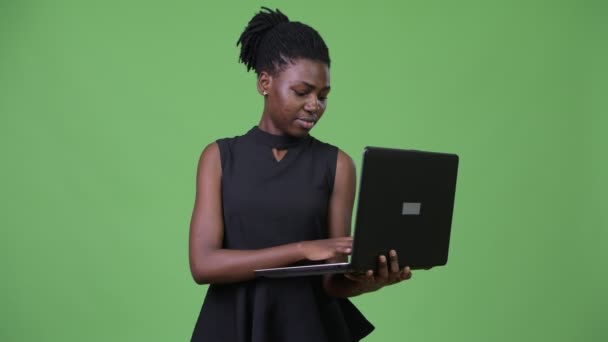 Jeune belle femme d'affaires africaine utilisant un ordinateur portable — Video