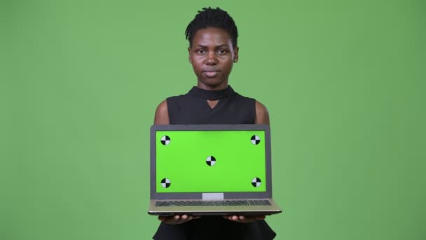 Молодая красивая африканская бизнесвумен показывает ноутбук — стоковое видео