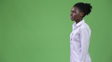 Gülümseyen genç güzel Afrika iş kadını profil görünümü