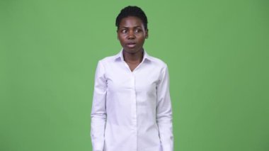 Genç güzel Afrika işkadını omuzlarında shrugging