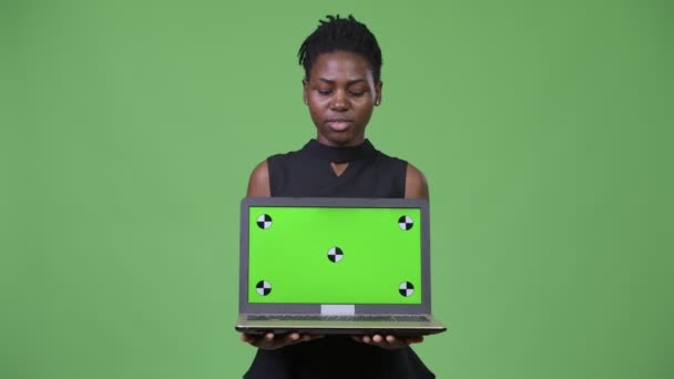 Молодая красивая африканская бизнесвумен показывает ноутбук — стоковое видео