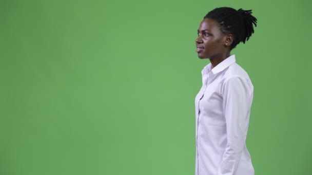 Профілі думка молодих красивих африканських бізнес-леді посміхається — стокове відео