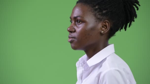 Vista del perfil de la joven mujer de negocios africana hermosa sonriendo — Vídeos de Stock