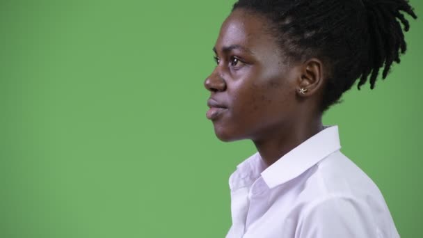 Vista del perfil de la joven mujer de negocios africana hermosa pensando — Vídeos de Stock