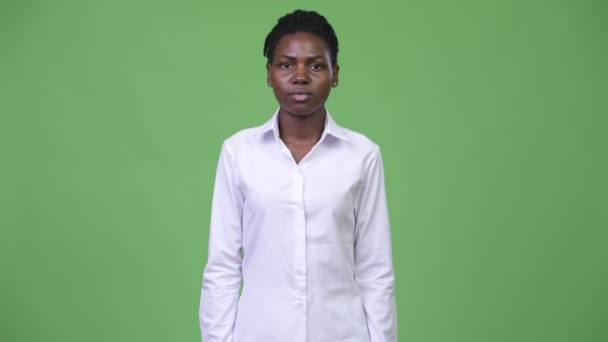 Gülümseyen genç güzel Afrika iş kadını — Stok video
