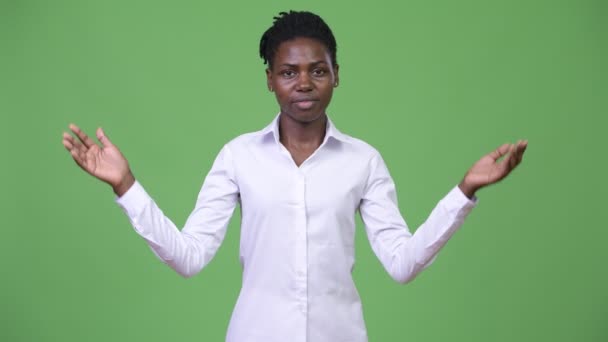 Jovem bela empresária africana escolhendo entre esquerda e direita — Vídeo de Stock