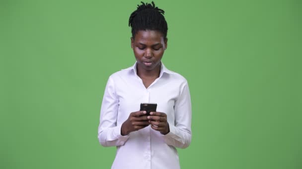 전화를 사용 하 여 젊은 아름 다운 아프리카 사업가 — 비디오