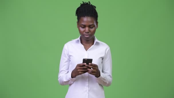 Giovane bella donna d'affari africana utilizzando il telefono — Video Stock