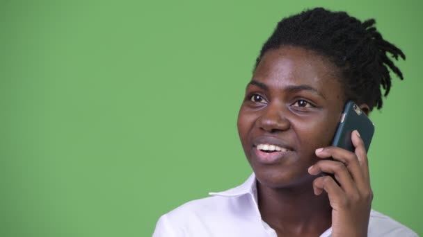 Junge schöne afrikanische Geschäftsfrau telefoniert — Stockvideo