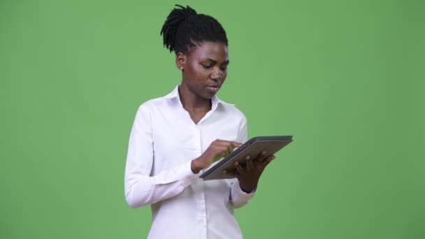Jovem bela empresária africana usando tablet digital — Vídeo de Stock