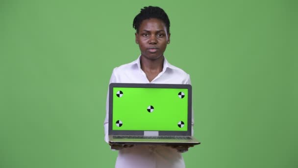 Jovem bela mulher de negócios Africano mostrando laptop — Vídeo de Stock