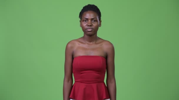 젊은 아름 다운 아프리카 여성 팔을 넘어 — 비디오