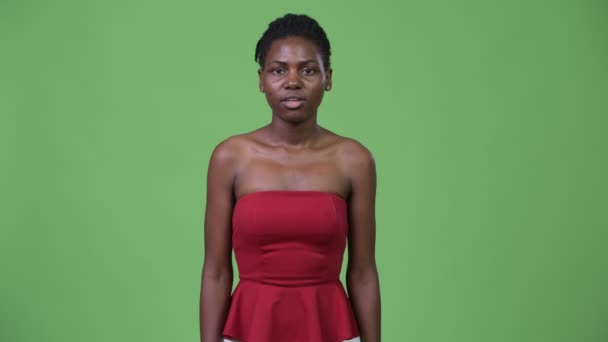 Ung vacker afrikansk kvinna ger tummen upp — Stockvideo