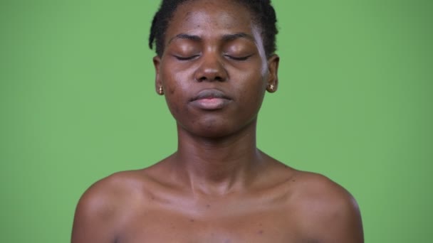 Jeune belle femme africaine relaxant avec les yeux fermés torse nu — Video