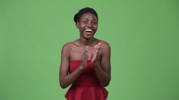 Jeune belle femme africaine applaudissements mains — Video