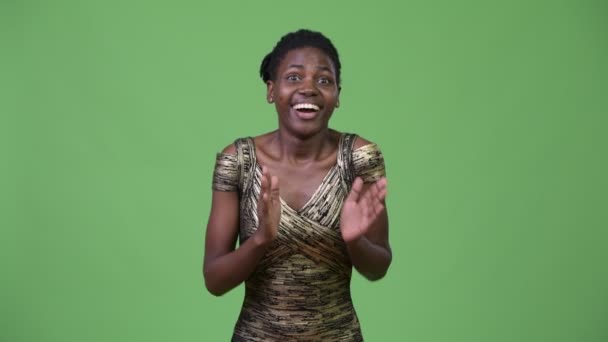 Joven hermosa mujer africana aplaudiendo de la mano — Vídeo de stock