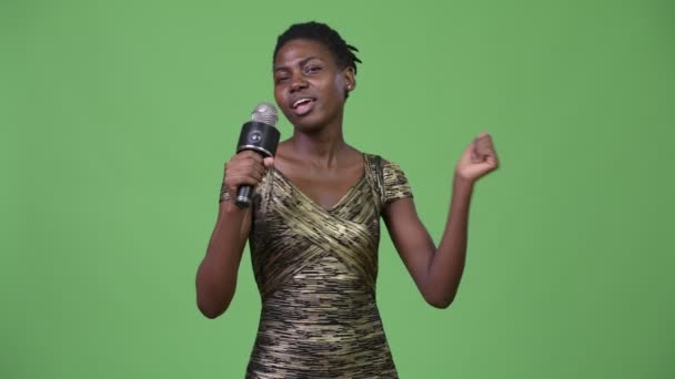 Giovane bella donna africana utilizzando il microfono — Video Stock