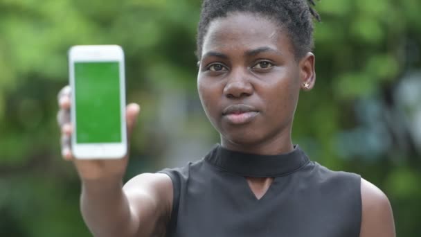 Νέοι όμορφη αφρικανική επιχειρηματίας Προβολή τηλεφώνου σε εξωτερικούς χώρους — Αρχείο Βίντεο
