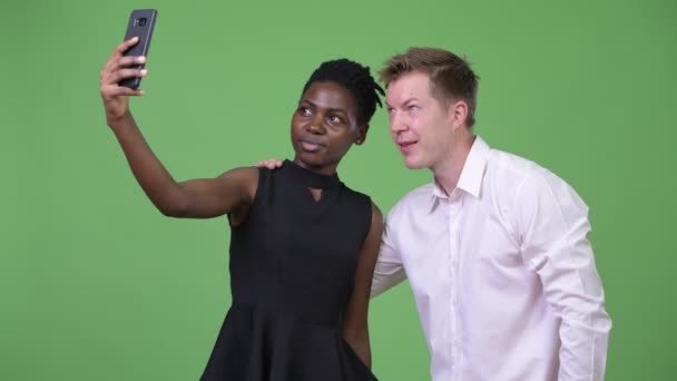 Deux jeunes couples d'affaires multi-ethniques prenant selfie ensemble — Video