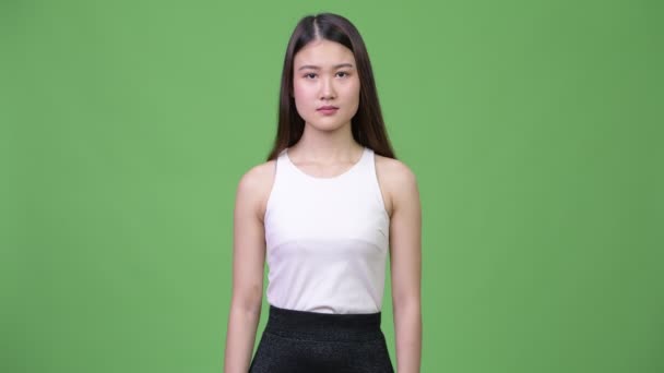 Молодая красивая азиатская бизнесвумен — стоковое видео