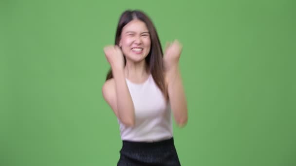 Jonge mooie Aziatische zakenvrouw op zoek opgewonden — Stockvideo