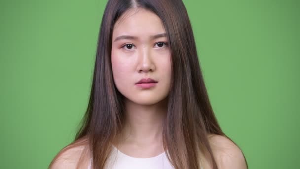 Молодая красивая азиатская бизнесвумен выглядит шокированной — стоковое видео