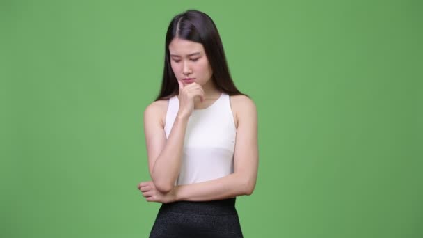 Unga vackra asiatiska affärskvinna tänkande — Stockvideo
