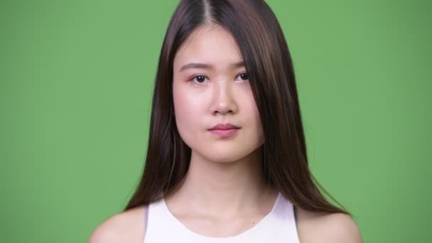 Молодая красивая азиатская бизнесвумен, прикрывающая рот как концепция трех мудрых обезьян — стоковое видео