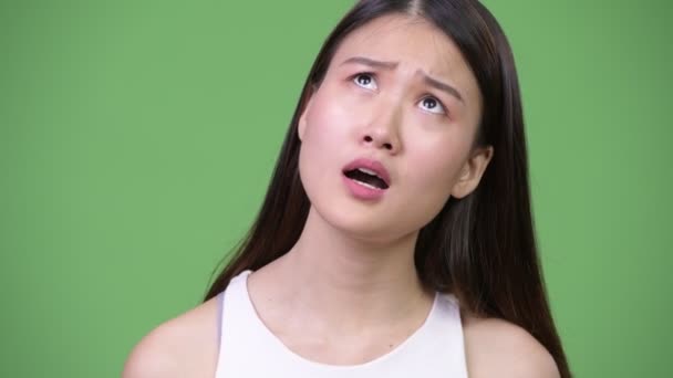 Молодих красивих азіатських бізнес-леді дивлячись нудно — стокове відео