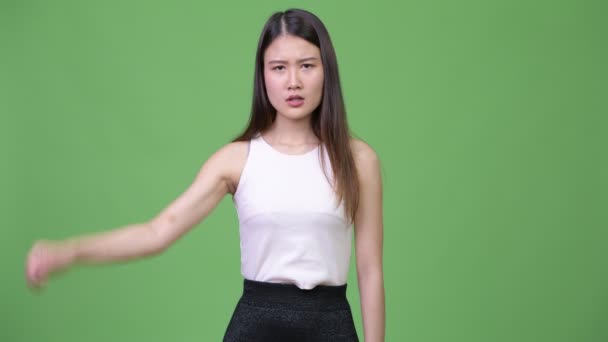 Young beautiful Asian businesswoman giving thumbs down — Stock Video