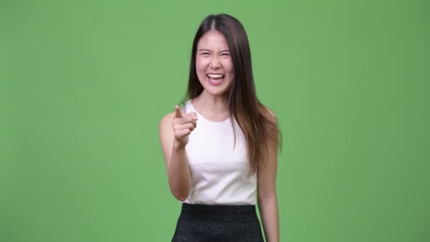 Молодая красивая азиатская бизнесвумен ла — стоковое видео