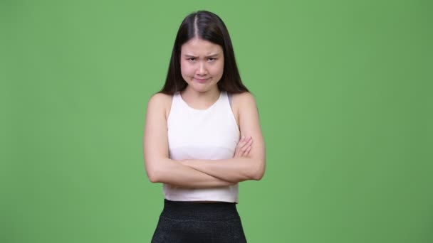 Молодая сердитая азиатская бизнесвумен со скрещенными руками — стоковое видео