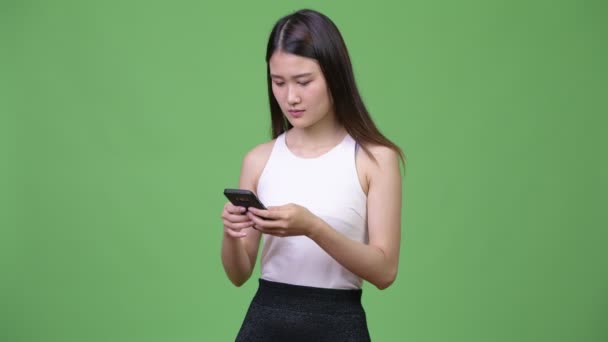 Jovem bela mulher de negócios asiática usando telefone — Vídeo de Stock