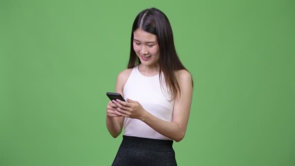 젊고 아름다운 아시아 사업가가 전화를 사용하다 — 비디오