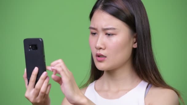 Ung vacker asiatisk affärskvinna med telefon — Stockvideo