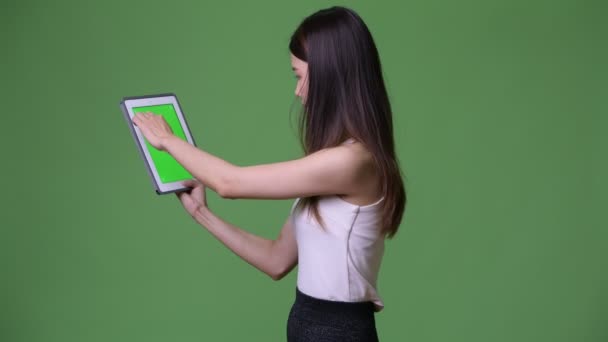 Genç güzel Asya iş kadını gösteren dijital tablet — Stok video