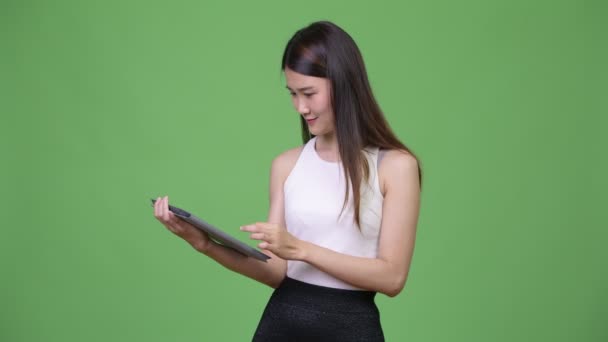 Joven hermosa mujer de negocios asiática utilizando tableta digital — Vídeos de Stock