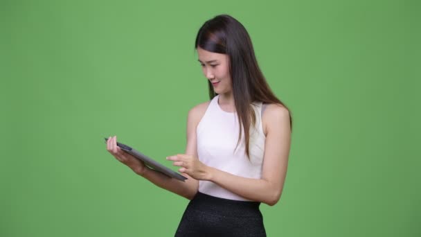 Jeune belle femme d'affaires asiatique en utilisant une tablette numérique — Video