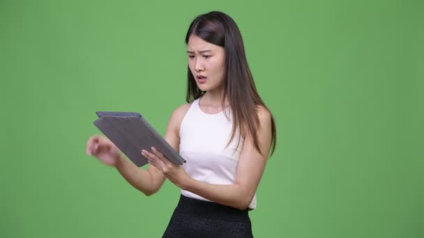 Jovem bela mulher de negócios asiática usando tablet digital — Vídeo de Stock