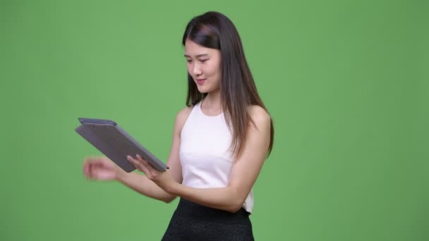 Fiatal gyönyörű ázsiai üzletasszony a digitális tabletta — Stock videók
