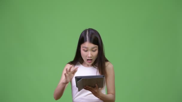Jong mooi aziatisch zakenvrouw met behulp van digitale tablet — Stockvideo