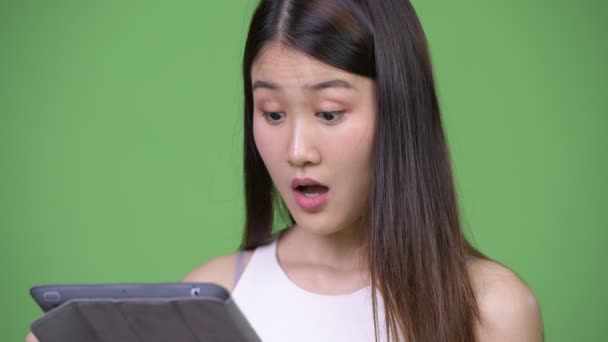 Mladý krásný asijské businesswoman pomocí digitální tablet — Stock video