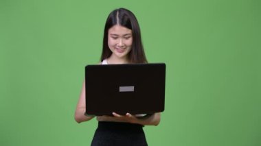 Genç güzel Asya işkadını chroma anahtar yeşil arka plana sahip karşı stüdyo çekim