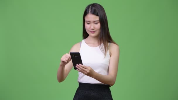 携帯電話を使用して若い美しいアジアの実業家 — ストック動画