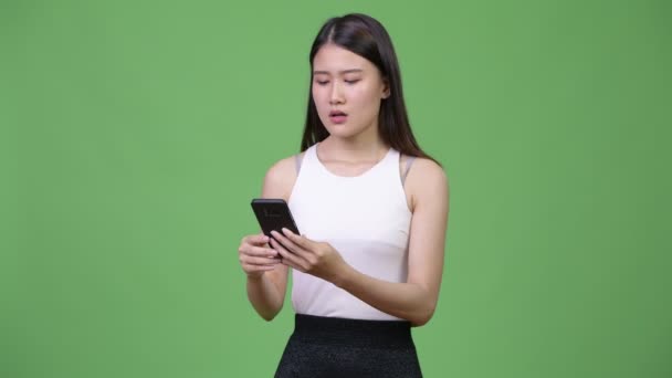 携帯電話を使用して若い美しいアジアの実業家 — ストック動画