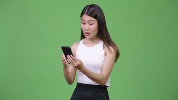 Genç ve güzel Asyalı iş kadını telefon kullanıyor. — Stok video