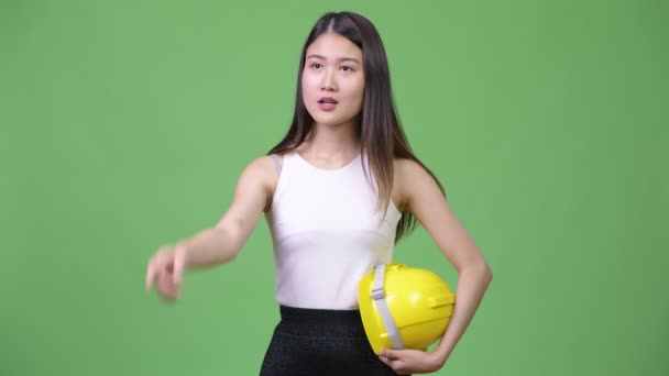 Jovem bela mulher de negócios asiática como engenheiro dirigindo — Vídeo de Stock