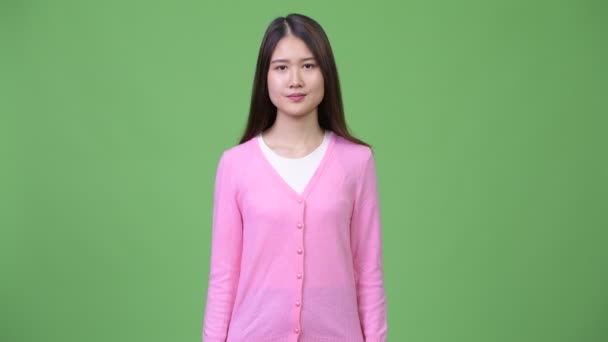 Ung vacker asiatisk kvinna med armarna korsade — Stockvideo