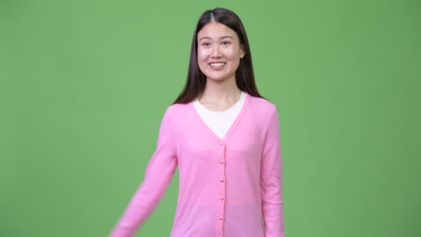 Ung Vacker asiatisk kvinna ger tummen upp — Stockvideo
