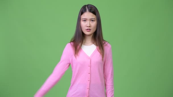 Jovem bela mulher asiática dando polegares para baixo — Vídeo de Stock